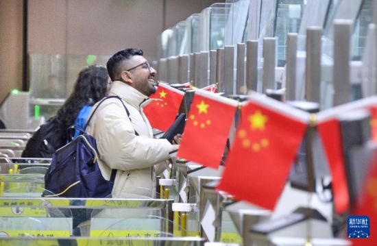 1月2日，國外旅客通過大興機(jī)場邊檢站入境。新華社記者 李欣 攝