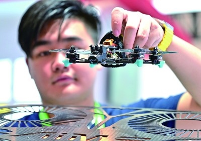 在首屆晉江科技成果轉(zhuǎn)化對(duì)接洽談會(huì)智能裝備展位，工作人員在展示無(wú)人機(jī)研究成果。新華社發(fā)