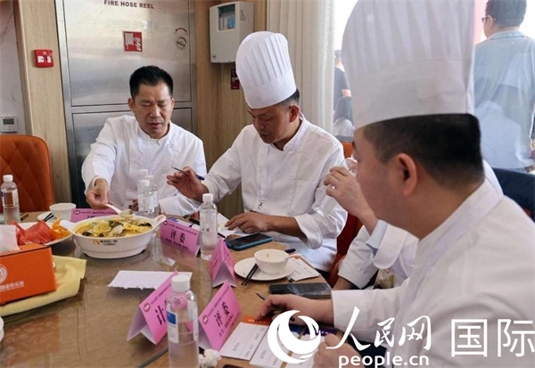 評委正在品嘗菜品并打分。人民網(wǎng)記者 管克江攝