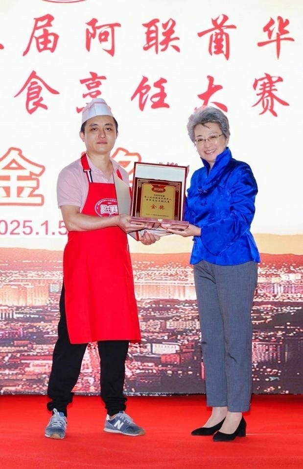 中國駐迪拜總領(lǐng)事歐渤芊（右）為金獎獲得者頒獎。主辦方供圖