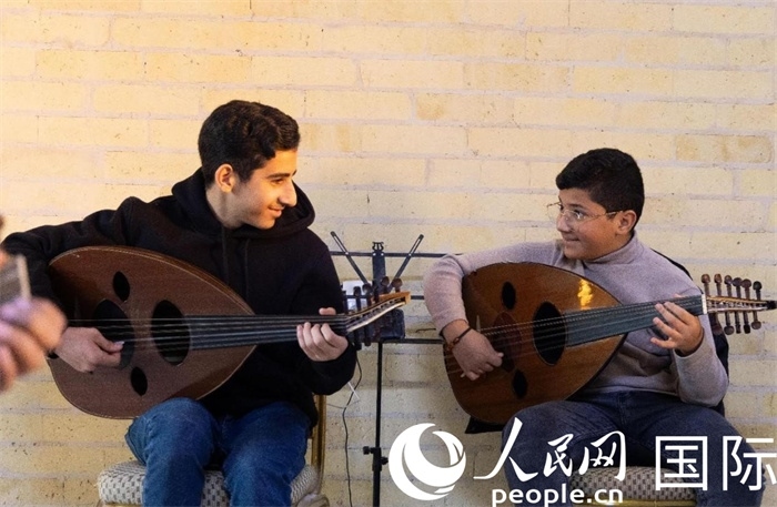 兩名年輕的烏德琴學員。人民網(wǎng) 伊納斯·易卜拉欣攝