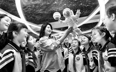 河北省邯鄲市邯山區(qū)實(shí)驗(yàn)小學(xué)老師向?qū)W生們介紹航空航天知識(shí)。郝群英攝/光明圖片