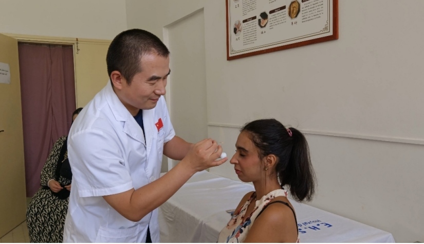 中國(guó)醫(yī)生為患者針灸治療。中國(guó)援阿爾及利亞醫(yī)療隊(duì)供圖