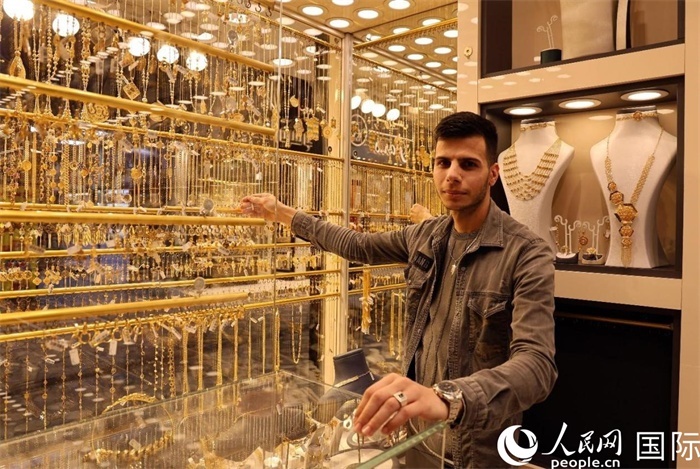 一名銷售員展示黃金飾品。人民網 伊納斯·易卜拉欣攝
