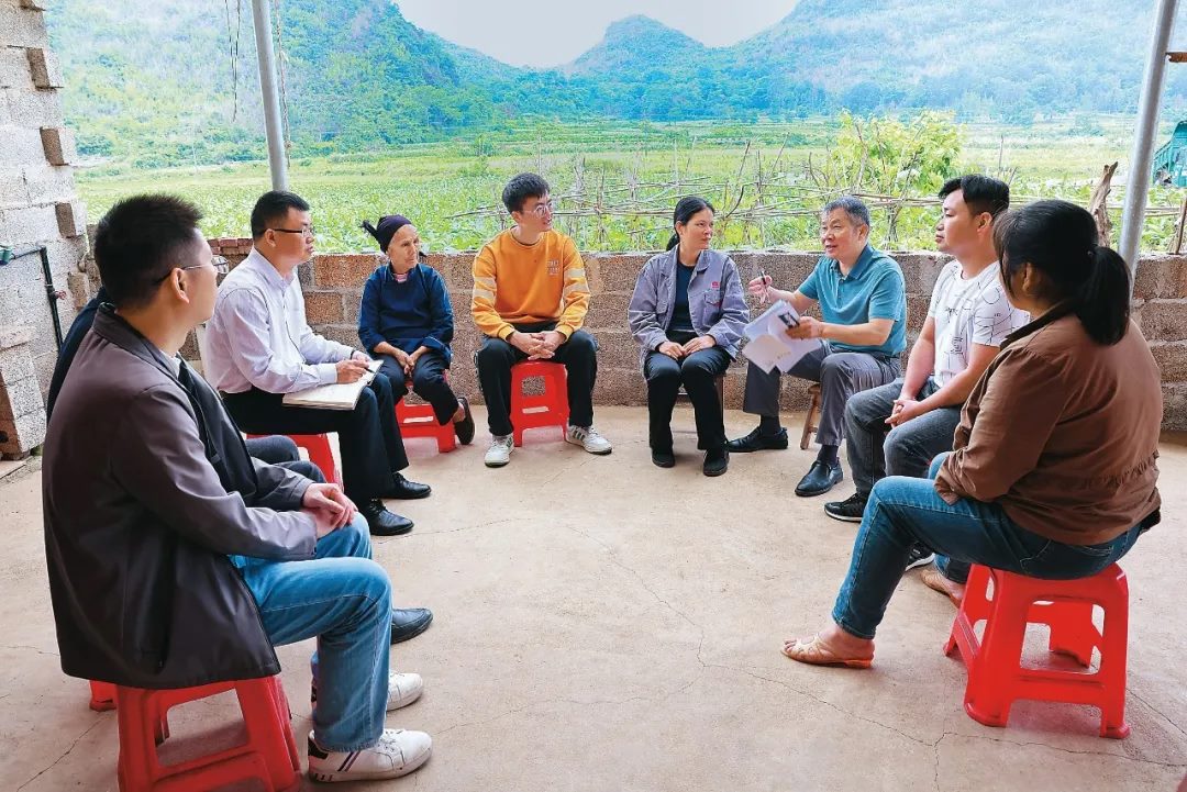 △法學(xué)會法律咨詢專家等入戶走訪、調(diào)解糾紛。