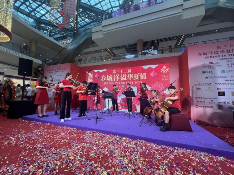 來(lái)自中國(guó)和新加坡的藝術(shù)團(tuán)體聯(lián)袂表演了歌舞、器樂(lè)、武術(shù)、雜技等多種形式的文藝節(jié)目?；顒?dòng)主辦方供圖