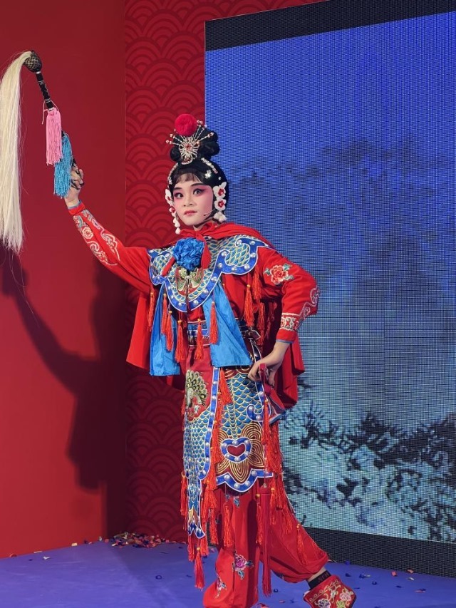 來(lái)自中國(guó)和新加坡的藝術(shù)團(tuán)體聯(lián)袂表演了歌舞、器樂(lè)、武術(shù)、雜技等多種形式的文藝節(jié)目。活動(dòng)主辦方供圖