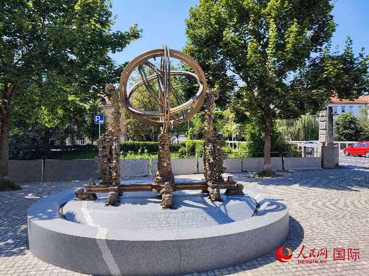 位于盧布爾雅那古城中心河畔的中斯友好紀(jì)念碑。人民網(wǎng)記者 謝亞宏攝