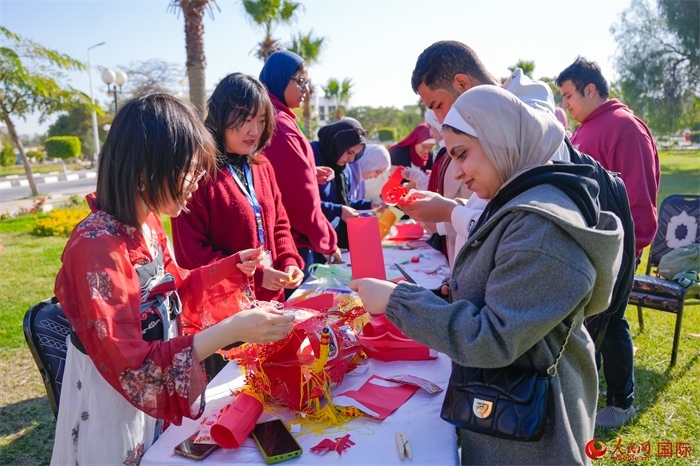 學(xué)生們踴躍參與中國文化體驗(yàn)活動(dòng)。人民網(wǎng) 塔里克·易卜拉欣攝
