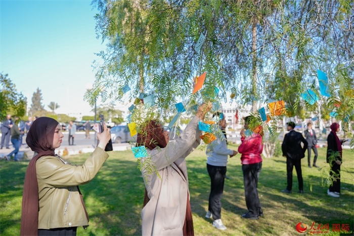 學(xué)生們踴躍參與中國文化體驗(yàn)活動(dòng)。人民網(wǎng) 塔里克·易卜拉欣攝