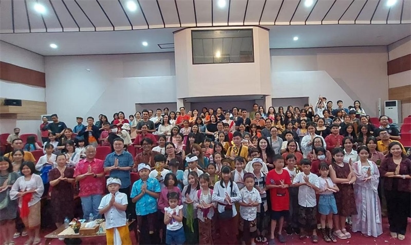 出席活動的師生與嘉賓合影。巴陵康孔子學(xué)院供圖