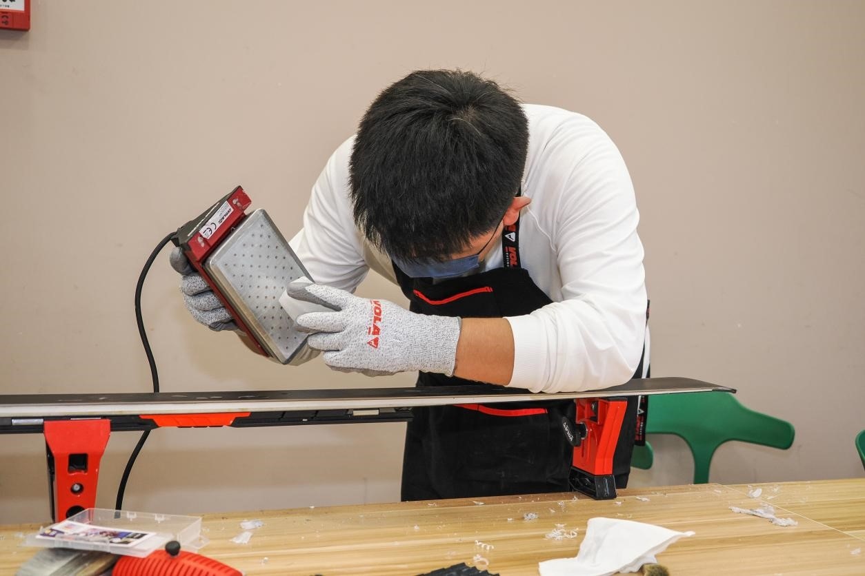 米嘉軒正在給雪板打蠟。受訪者供圖