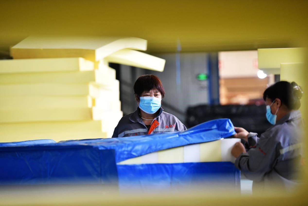 定州市某公司生產(chǎn)的短道速滑防護(hù)墊、速度滑冰防護(hù)墊、雪上防護(hù)墊等產(chǎn)品。白永民攝