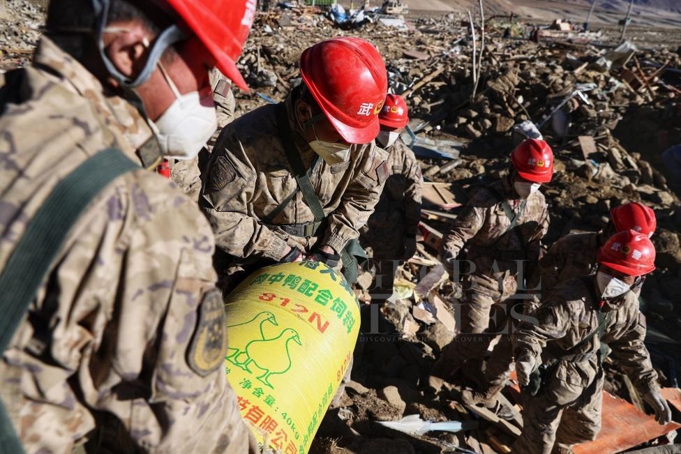 1月10日，定日縣長所鄉(xiāng)古榮村，武警官兵幫助受災(zāi)群眾整理廢墟，搶救被掩埋的物資。環(huán)球時(shí)報(bào)記者崔萌攝