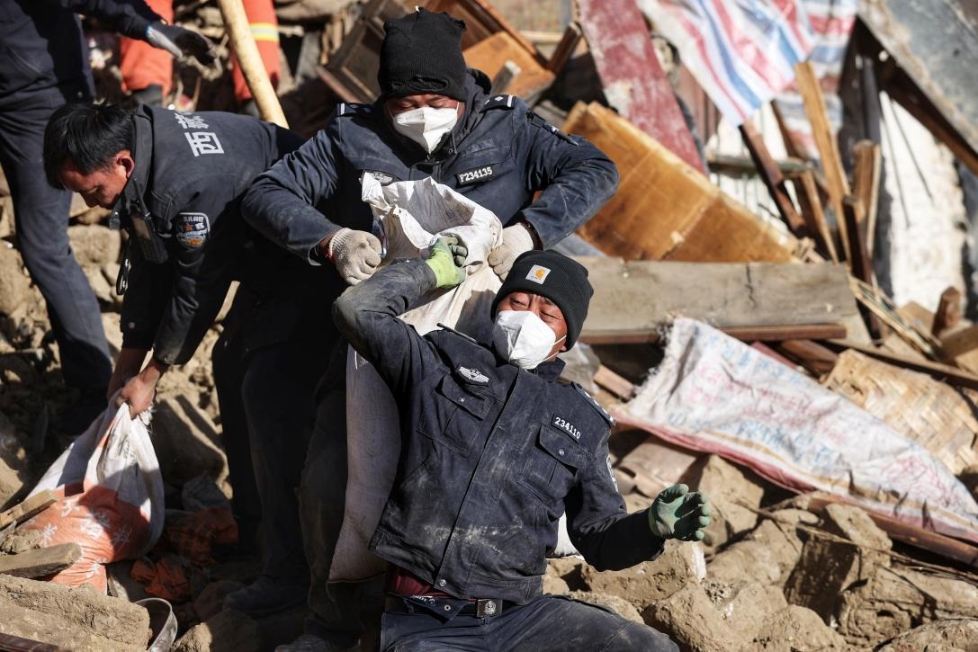 1月9日，定日縣長所鄉(xiāng)古榮村，日喀則市公安局民警協(xié)助受災(zāi)群眾清理廢墟。 環(huán)球時(shí)報(bào)記者 崔萌攝