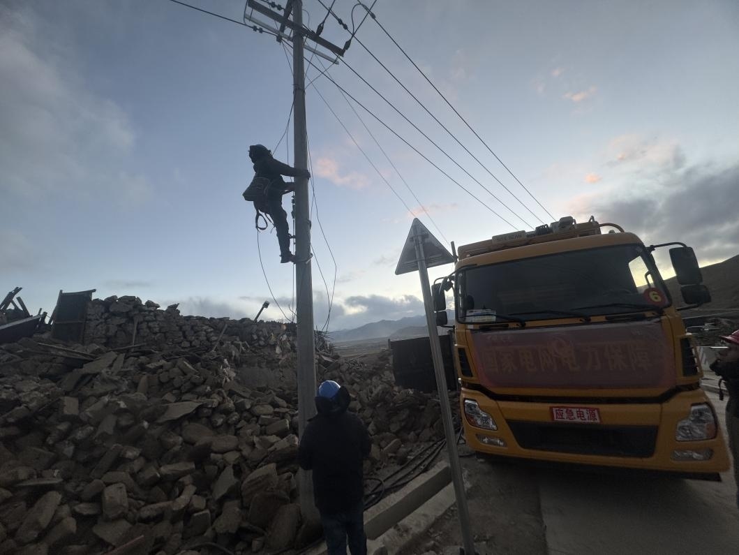 1月10日，定日縣長所鄉(xiāng)，國家電網(wǎng)西藏電力員工正在搶修災(zāi)區(qū)受損線路。人民日?qǐng)?bào)記者宋豪新攝