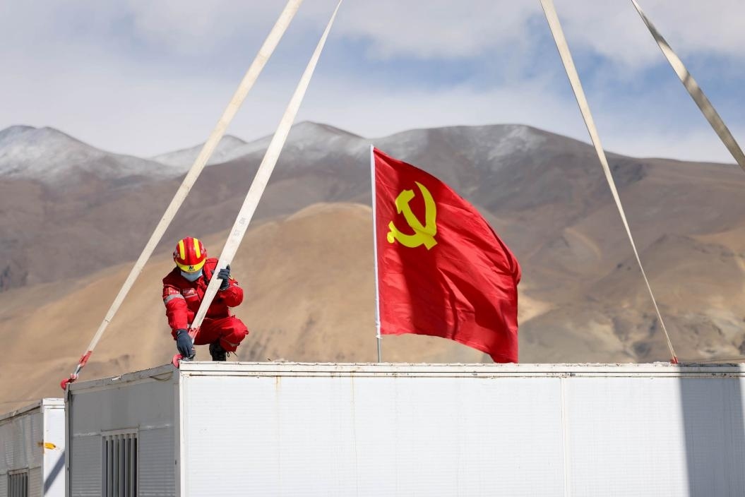 1月13日，定日縣長所鄉(xiāng)嘎布村安置點(diǎn)，中國安能三局成都基地支援震區(qū)的黨員突擊隊(duì)隊(duì)員在搭建活動(dòng)板房。人民日?qǐng)?bào)記者張武軍攝