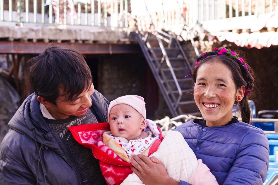 1月11日，在西藏日喀則市人民醫(yī)院，受災(zāi)群眾抱著自己在地震中受傷的孩子康復(fù)出院。人民日?qǐng)?bào)記者徐馭堯攝