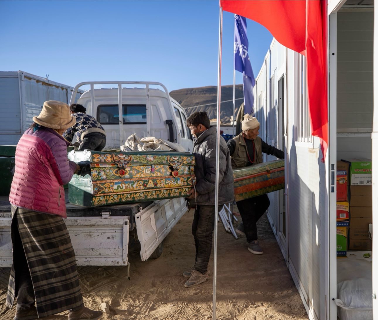 1月11日，西藏定日縣曲洛鄉(xiāng)措昂村，首批入住活動(dòng)板房的村民正在搬運(yùn)物品，為入住做準(zhǔn)備。人民日?qǐng)?bào)記者張武軍攝