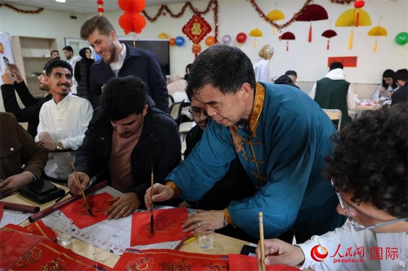 寫福字。人民網伊納斯·易卜拉欣攝