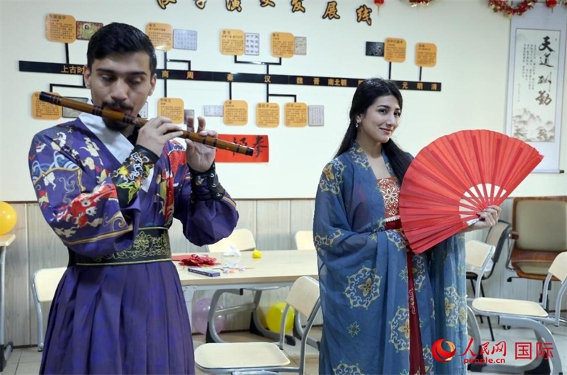 薩拉赫丁大學中文系學生們展示才藝。人民網伊納斯·易卜拉欣攝