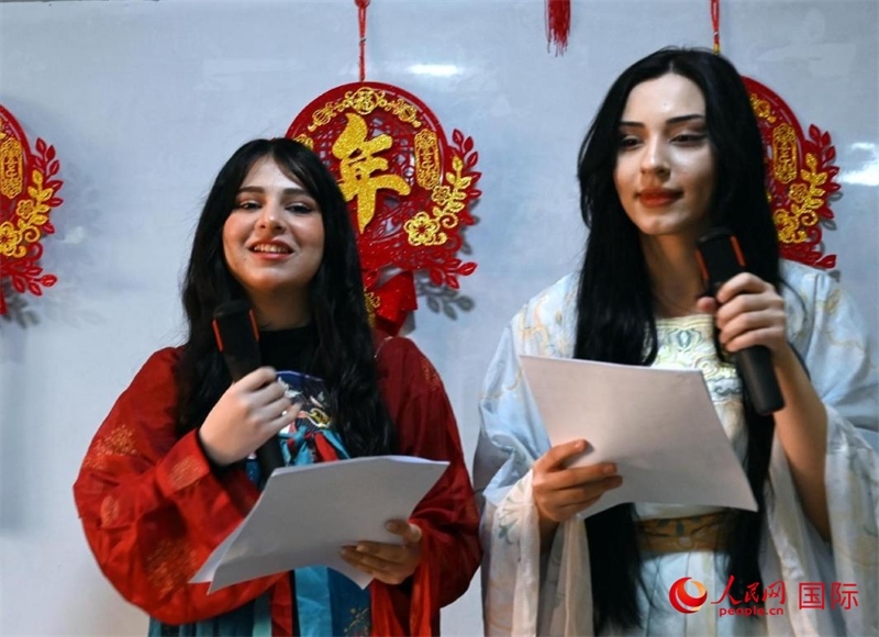 活動由中文系學生主持。人民網伊納斯·易卜拉欣攝