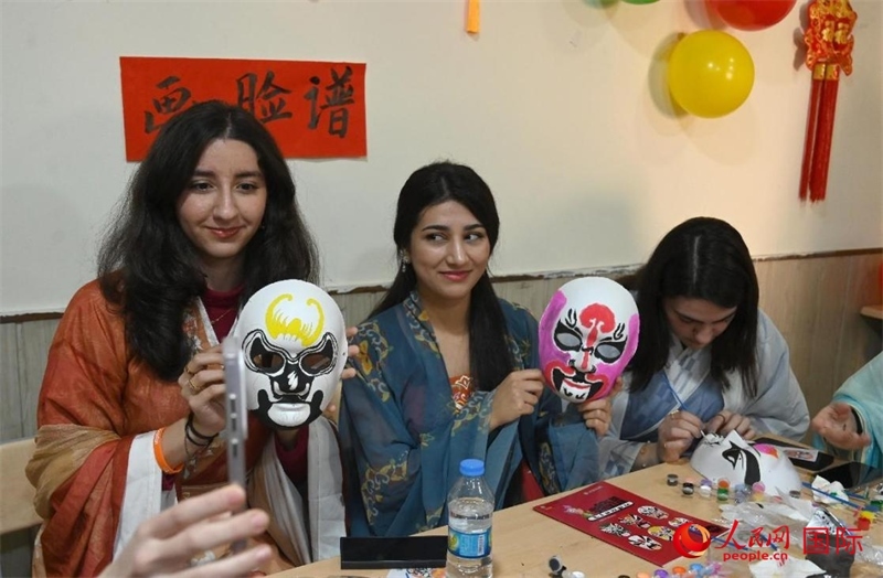 畫臉譜。人民網伊納斯·易卜拉欣攝