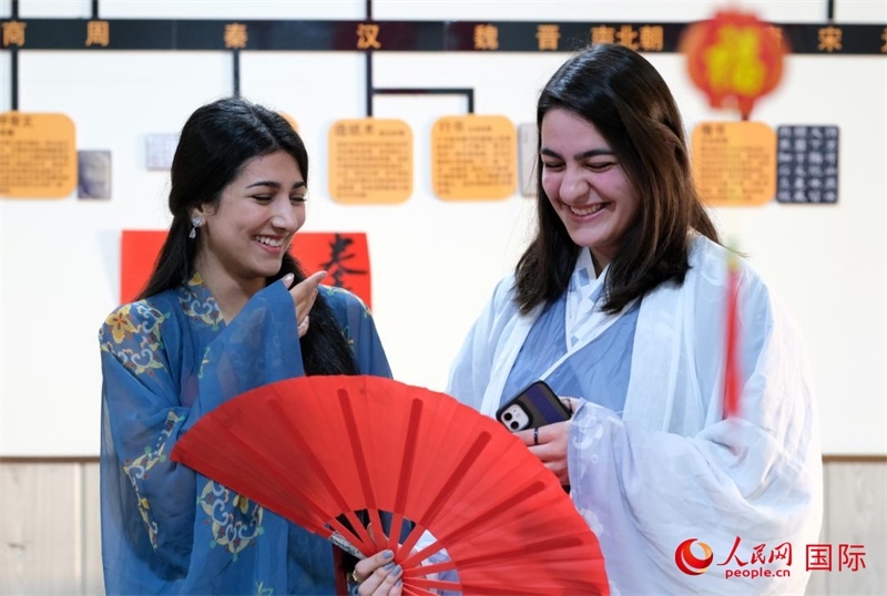 兩名參加活動的學生。人民網伊納斯·易卜拉欣攝