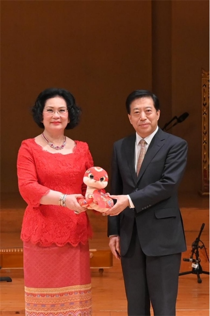 中國駐泰國大使韓志強(qiáng)與國際奧委會(huì)委員、泰國愛樂樂團(tuán)董事會(huì)主席坤仁帕塔瑪共同出席音樂會(huì)。主辦方供圖