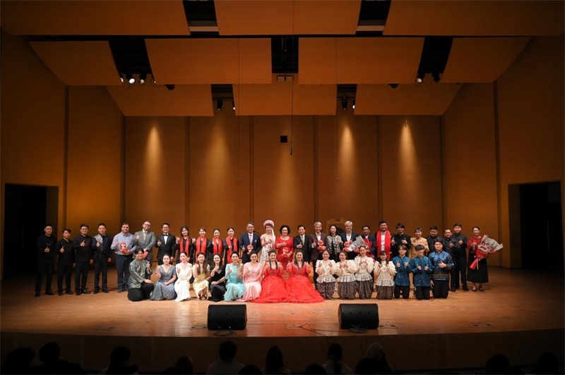 音樂會(huì)嘉賓與表演者集體合影。活動(dòng)主辦方供圖