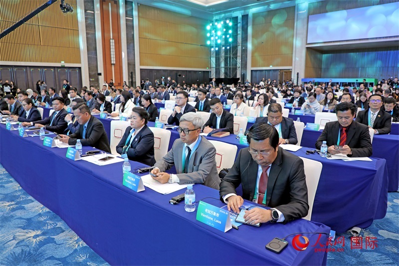 這是1月16日在南寧國際會(huì)展中心拍攝的“世界市長對(duì)話·南寧”活動(dòng)現(xiàn)場(chǎng)。人民網(wǎng)記者 趙益普攝