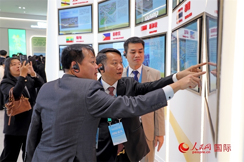 越南參會(huì)代表在南寧國際會(huì)展中心參觀。人民網(wǎng)記者 趙益普攝