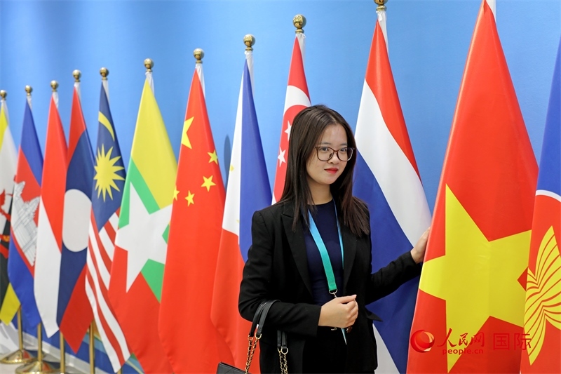 越南芒街市參會(huì)代表在南寧國際會(huì)展中心參觀。人民網(wǎng)記者 趙益普攝