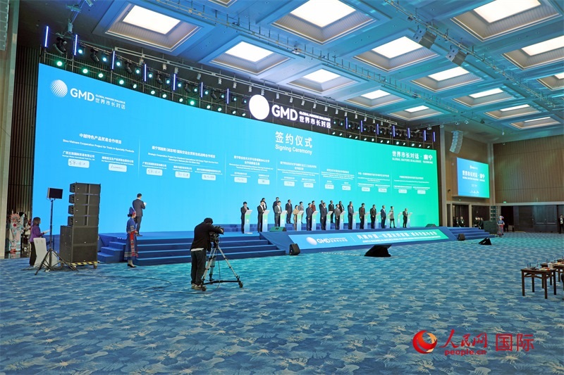 活動(dòng)現(xiàn)場(chǎng)舉行的中國同東盟國家交流合作項(xiàng)目簽約。人民網(wǎng)記者趙益普攝