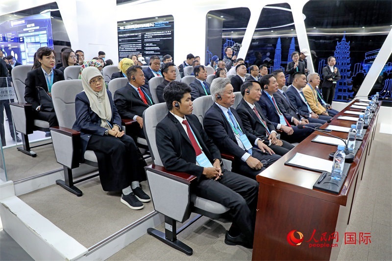 參加活動(dòng)的東盟國家市長在中國—東盟新型智慧城市協(xié)同創(chuàng)新中心參觀調(diào)研。人民網(wǎng)記者 趙益普攝