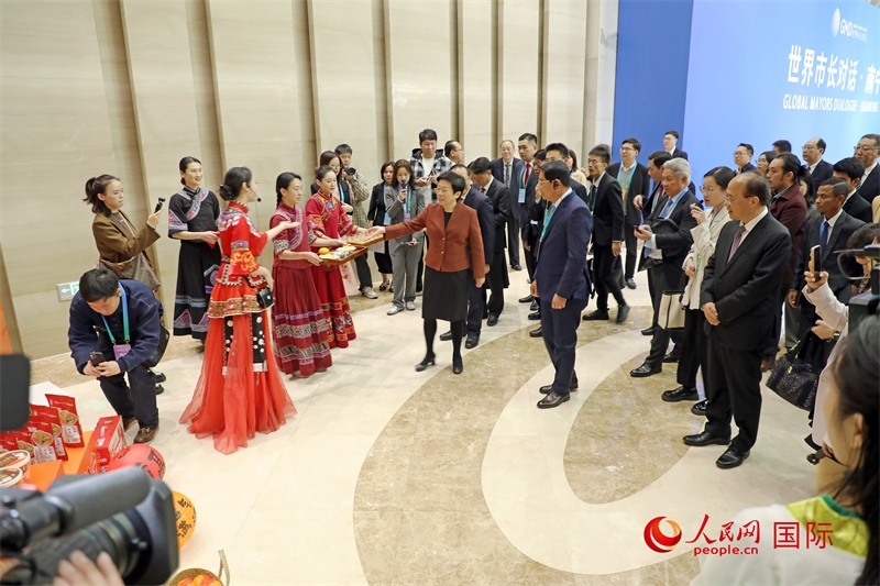 東盟國家市長聽取南寧特色茉莉花茶的講解。人民網(wǎng)記者 趙益普攝