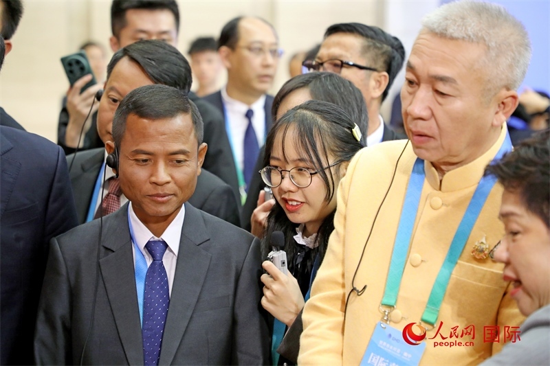 東盟國家市長在觀看、體驗(yàn)?zāi)蠈幏沁z展示。人民網(wǎng)記者 趙益普攝