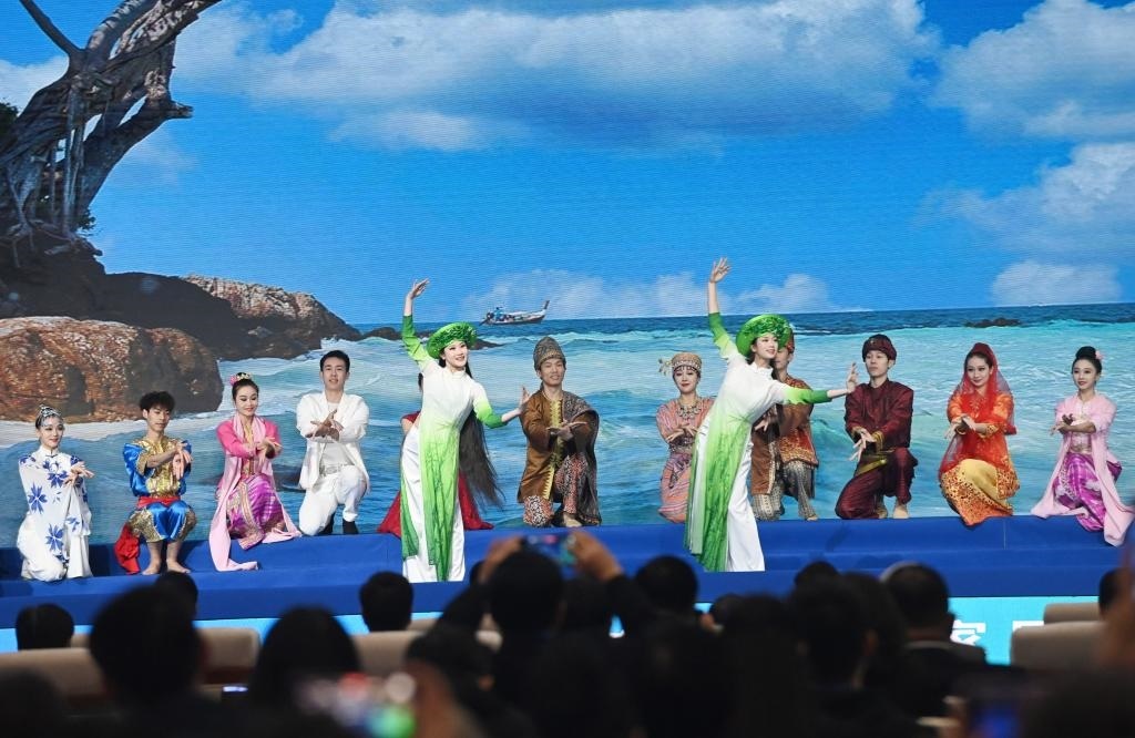 這是1月16日，在南寧國際會展中心，演員在“世界市長對話·南寧”活動間隙表演節(jié)目。新華社記者 陸波岸 攝