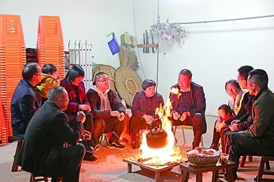 為討論蜜梨產(chǎn)業(yè)發(fā)展事宜，鸕鳥鎮(zhèn)開展“圍爐夜話”。資料圖片