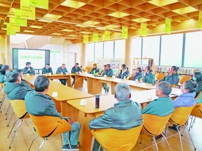 各種形式的民主協(xié)商議事會在余杭區(qū)落地生花。圖為黃湖鎮(zhèn)就共富工坊工作召開未來鄉(xiāng)村議事會。資料圖片