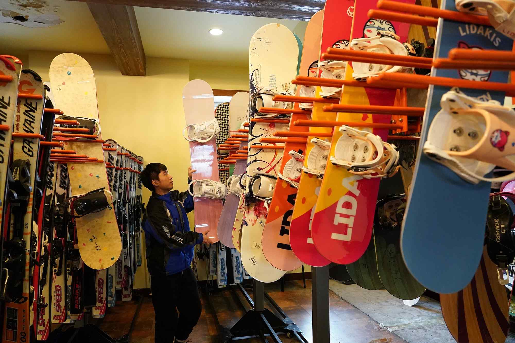 海拉爾滑雪場，工作人員在整理雪具