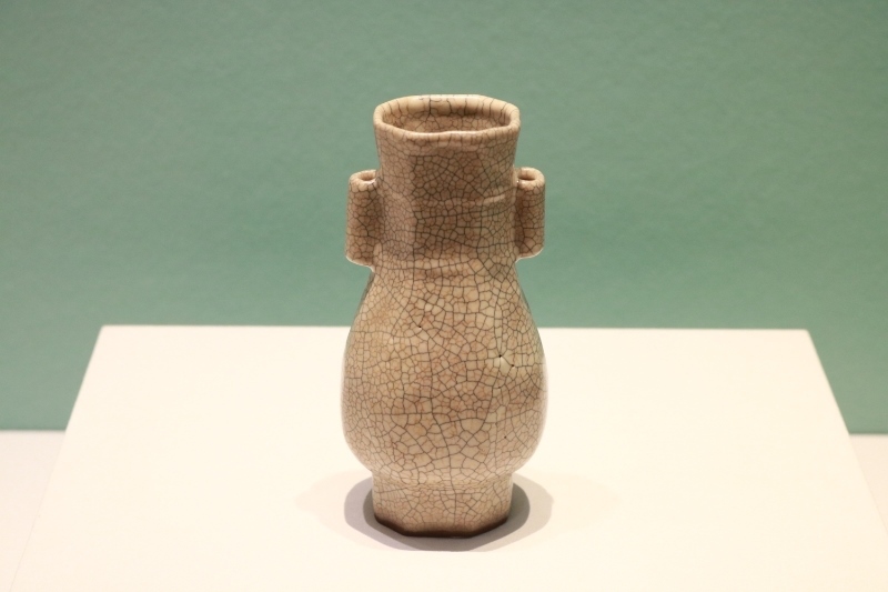 圖為故宮博物院藏宋代哥窯米黃釉貫耳瓶。