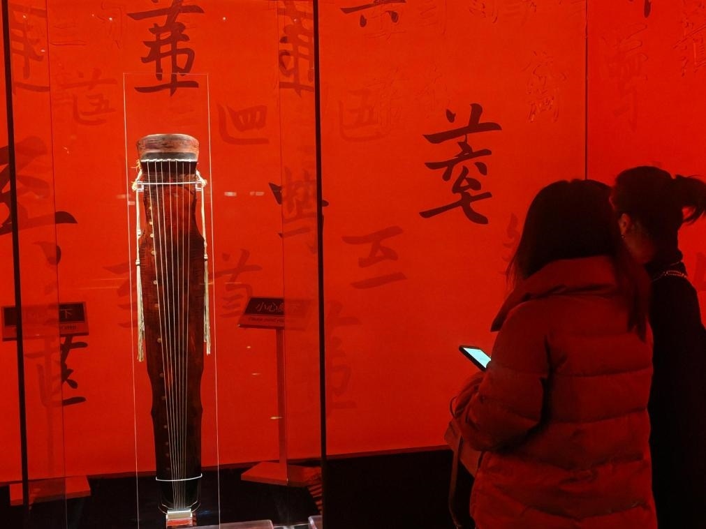 近日，在浙江省博物館之江館區(qū)，故宮博物館收藏的唐“大圣遺音”琴在“‘故宮·茶世界’觀茶——茶文化精品展”展出。新華社記者 馮源 攝
