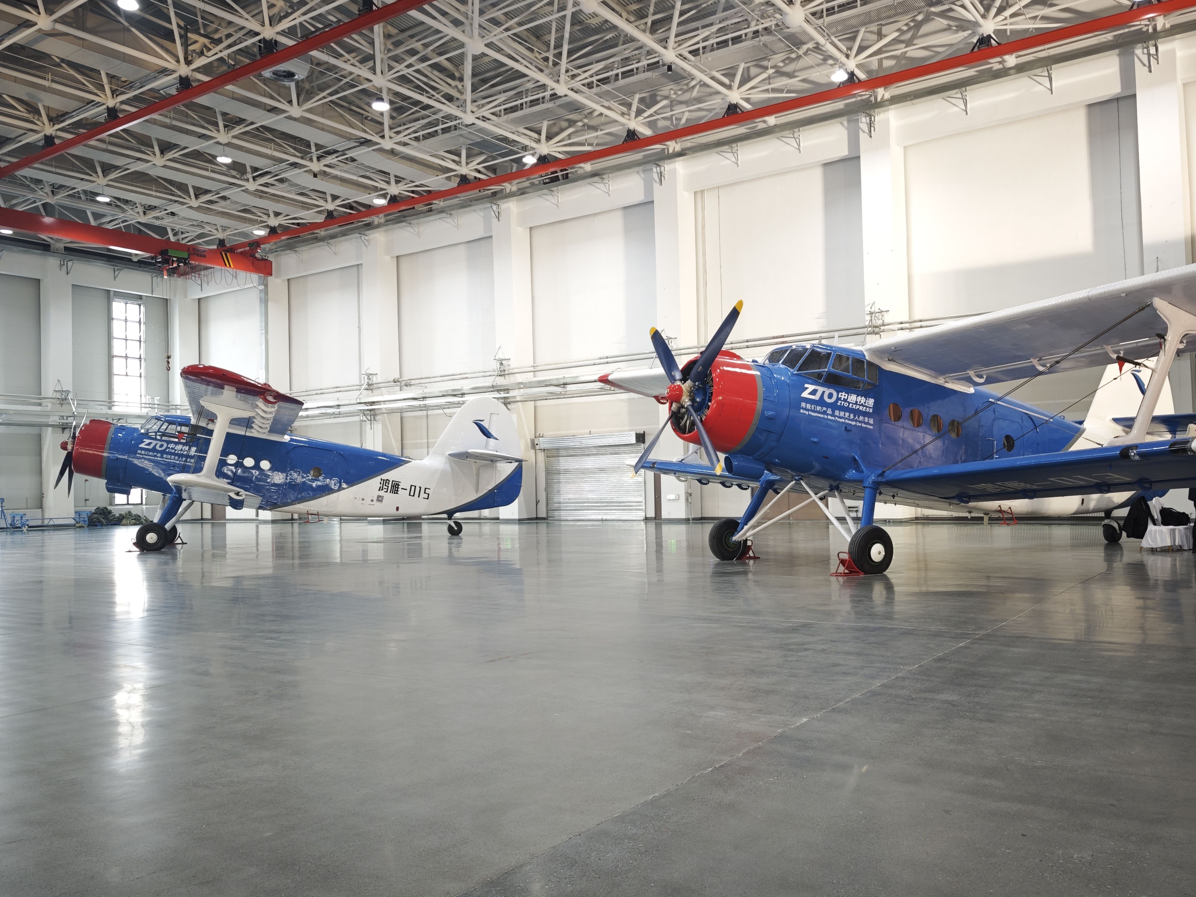 1月20日，停放在交付現(xiàn)場的大型無人機鴻雁（HY100）。新華社記者 茍立鋒 攝