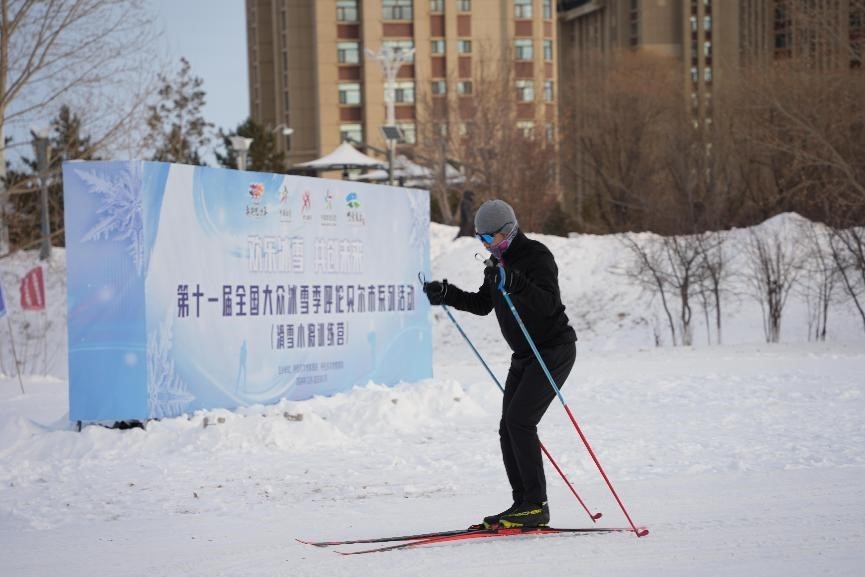 在呼倫貝爾，滑雪愛(ài)好者在城市越野滑雪公園內(nèi)滑雪。人民網(wǎng)記者 苗陽(yáng)攝