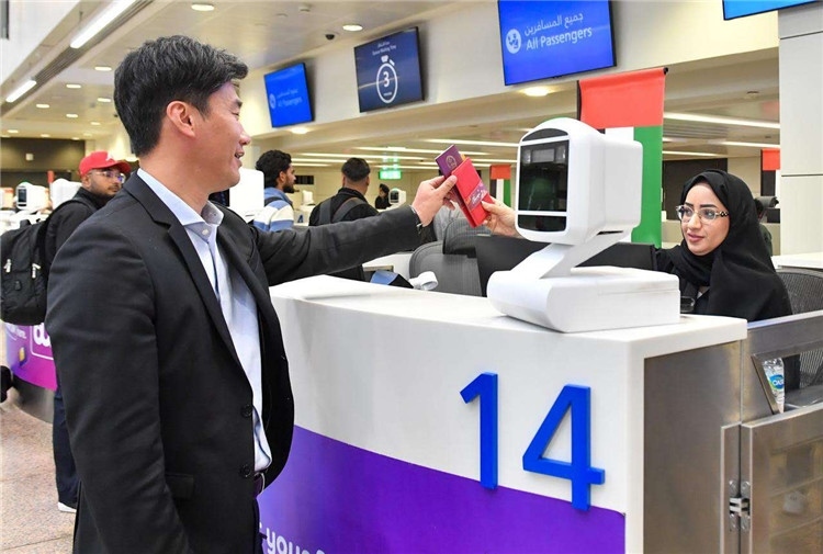 1月22日，迪拜免稅店聯(lián)合迪拜移民局向入境中國(guó)旅客贈(zèng)送新年賀禮。迪拜移民局供圖