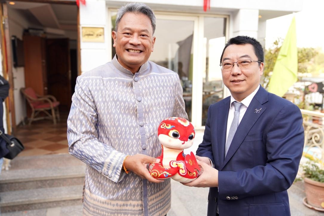 中國駐埃及使館參贊兼開羅中國文化中心主任張易向塔納瓦大使贈送2025“歡樂春節(jié)”吉祥蛇。開羅中國文化中心供圖