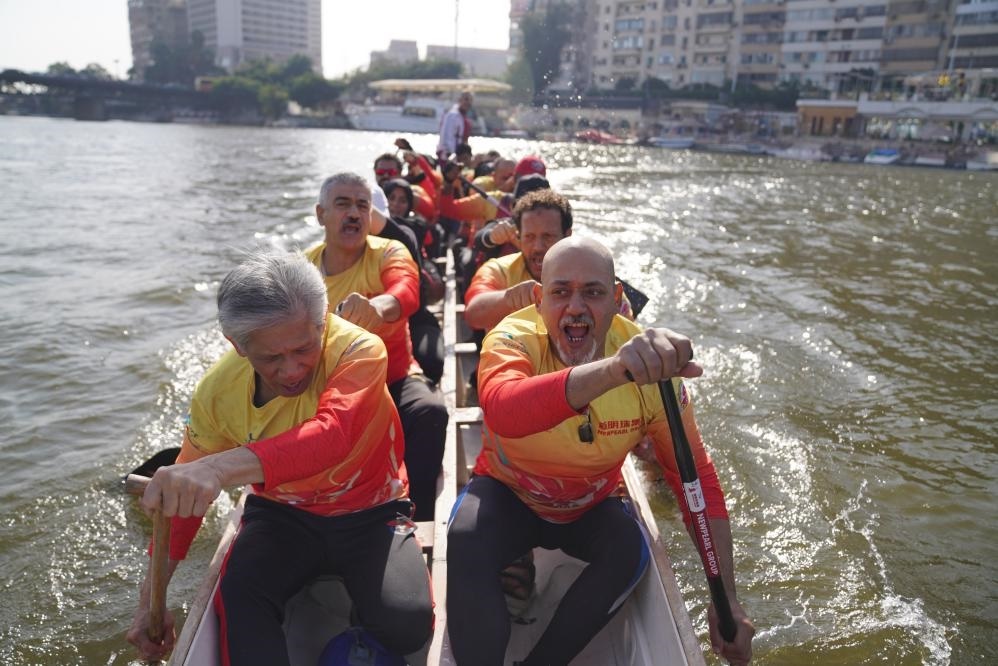 活動現(xiàn)場龍舟競技，共慶春節(jié)。開羅中國文化中心供圖