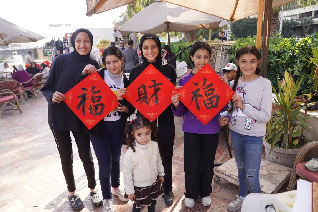 埃及民眾參與中國文化體驗(yàn)活動。開羅中國文化中心供圖