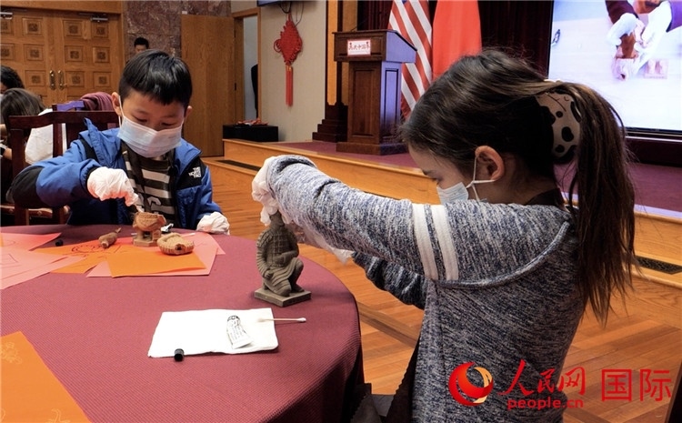 “我是文物修復(fù)師”活動環(huán)節(jié)。李鑫江攝